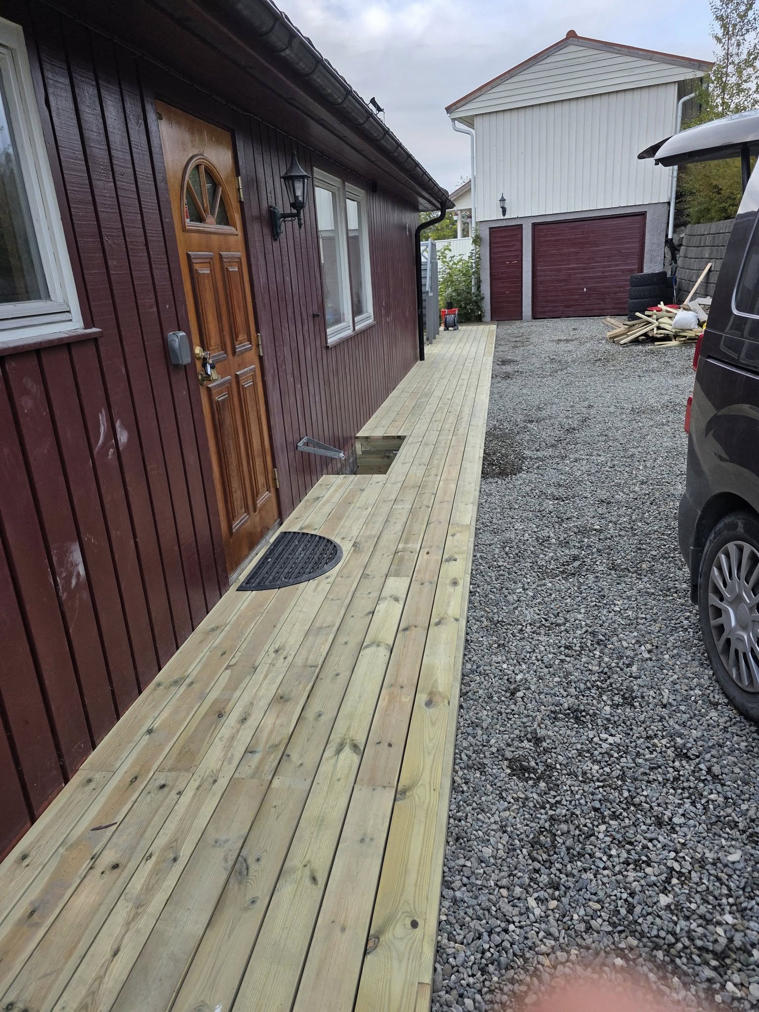 Ny platting og gangvei langs husvegg