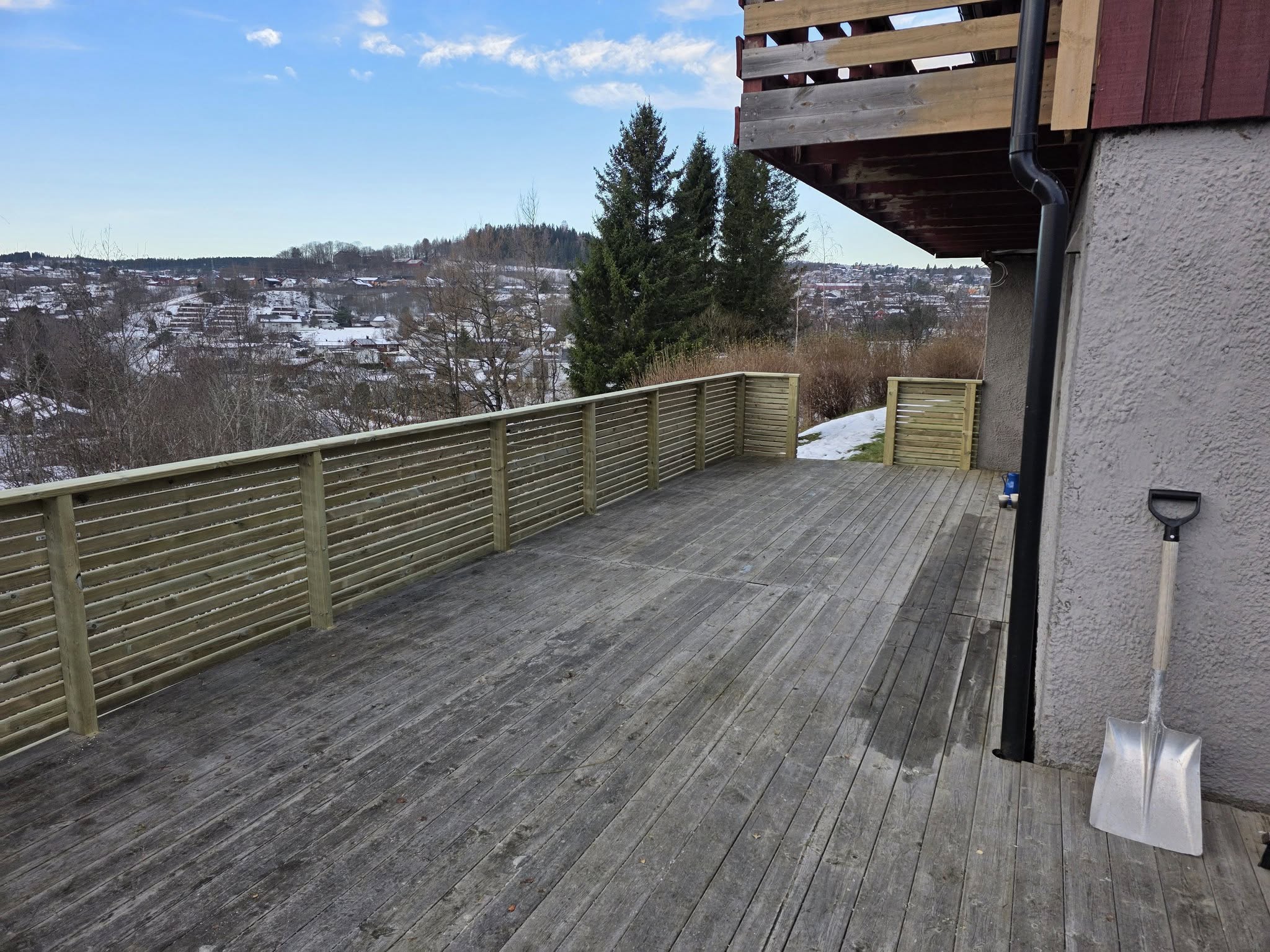 Terrasse med nytt rekkverk i tre